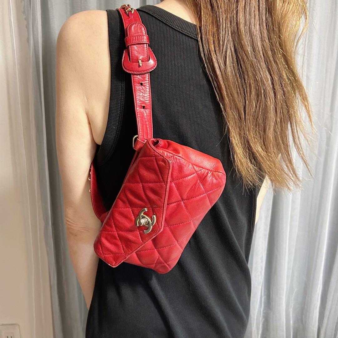 CHANEL シャネル　赤 ボディバッグ