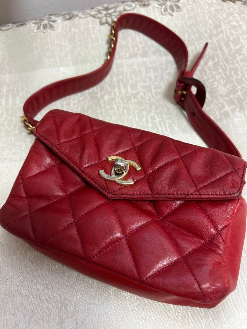 CHANEL シャネル　赤 ボディバッグ
