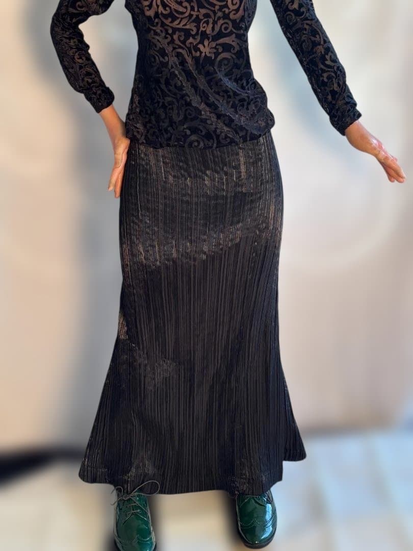 ISSEYMIYAKE プリーツ ロングスカート バックの折り目が特徴です