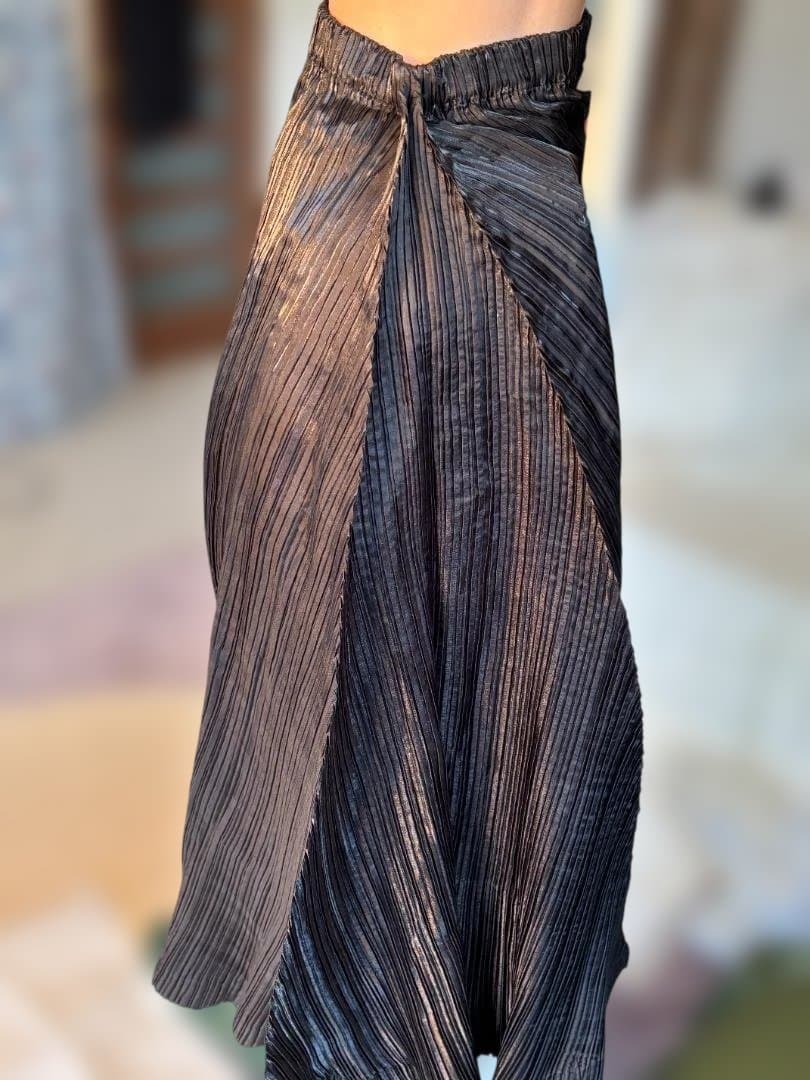 ISSEYMIYAKE プリーツ ロングスカート バックの折り目が特徴です