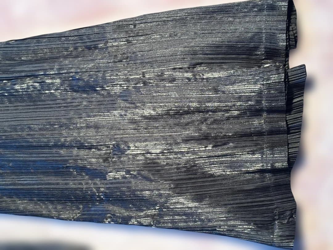 ISSEYMIYAKE プリーツ ロングスカート バックの折り目が特徴です