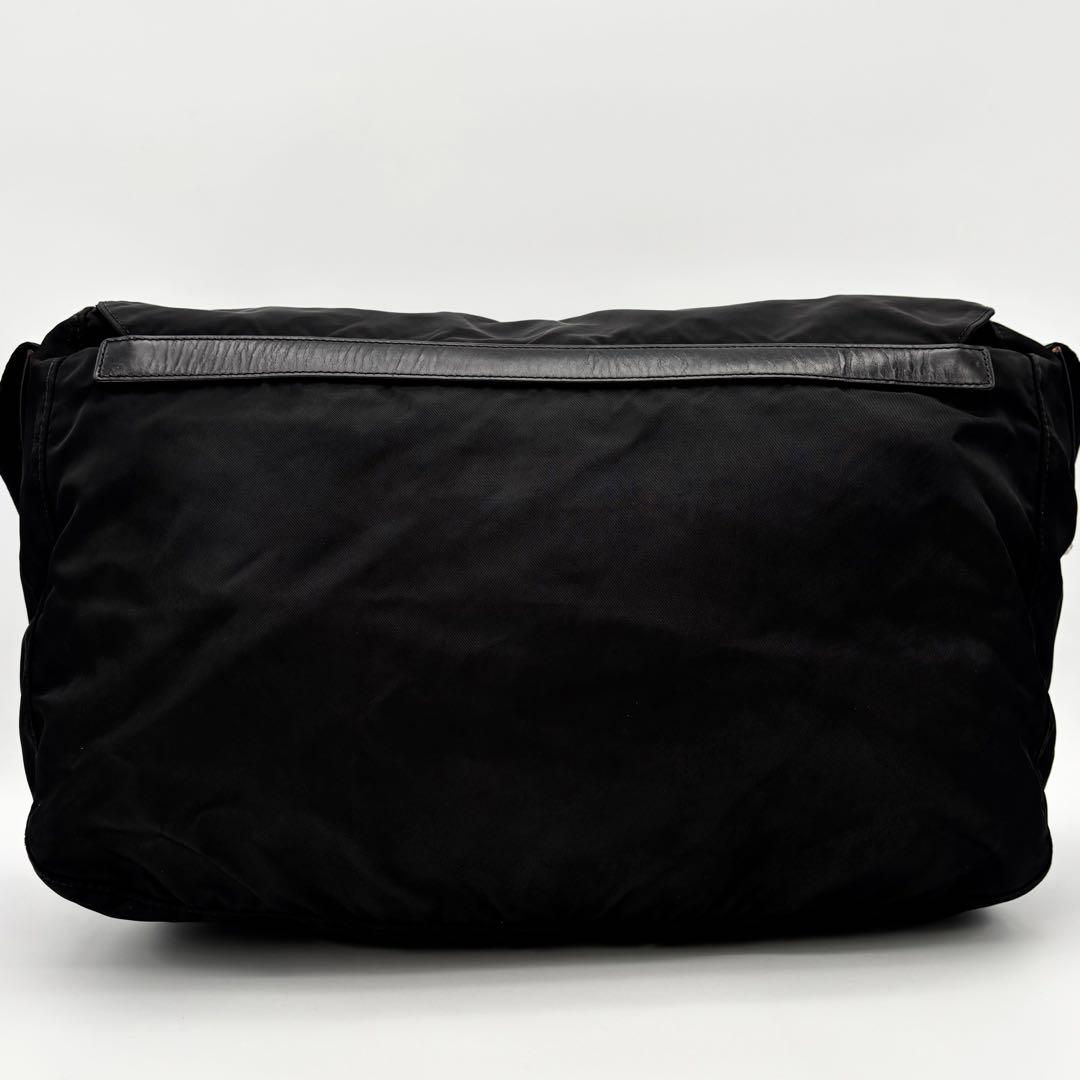 プラダ　メッセンジャーバッグ　複数ポケット　三角ロゴ　ナイロン　レザー　金具