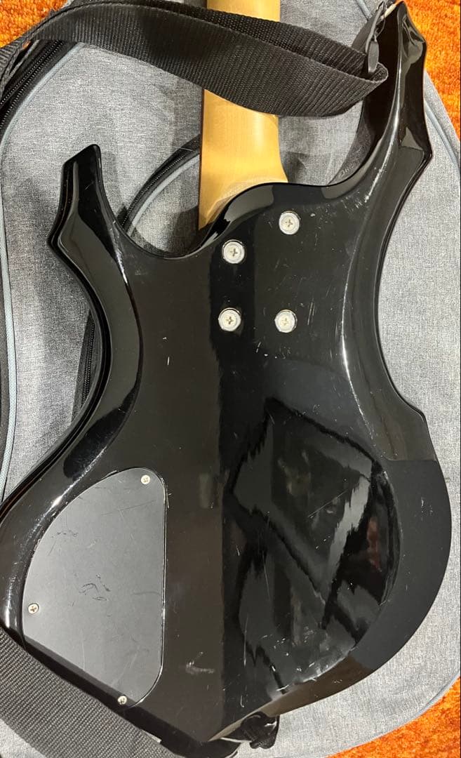 GrassRootsブラック エレキベース （肩ベルト・ソフトケース・コード付）