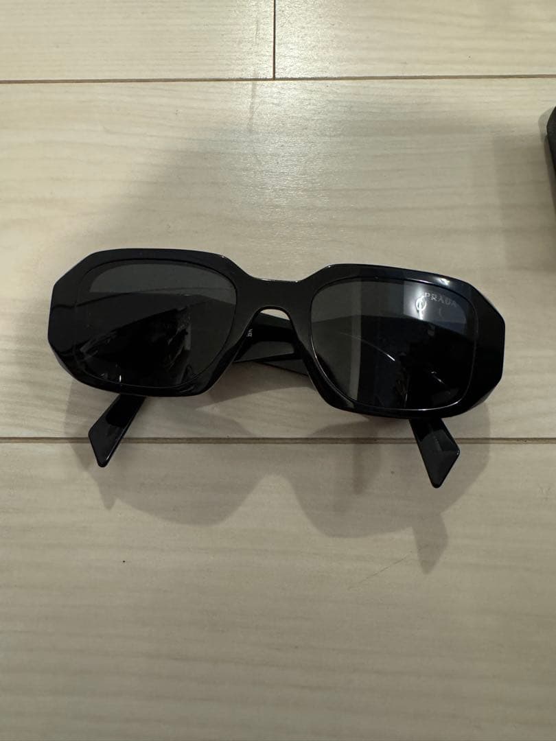Prada Eyewear Symbole ブラックサングラス