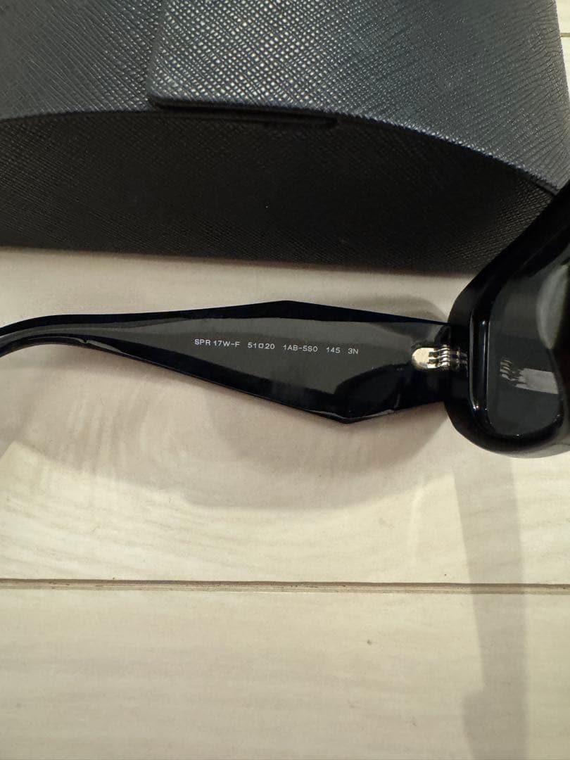 Prada Eyewear Symbole ブラックサングラス