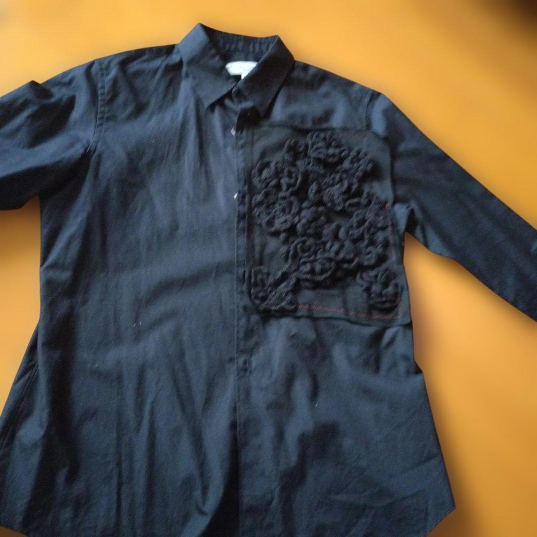 コムデギャルソンrobe 黒 長袖シャツ 胸にニットの花モチーフ