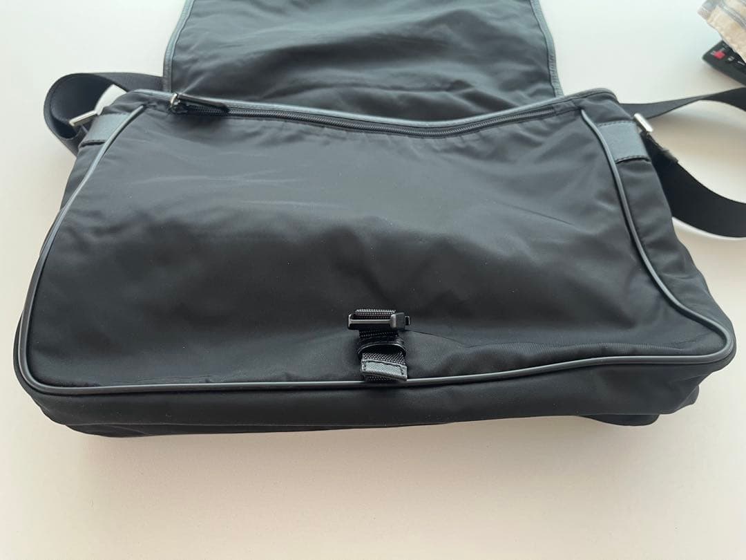 プラダショルダーバッグメッセンジャーバック　ブラック