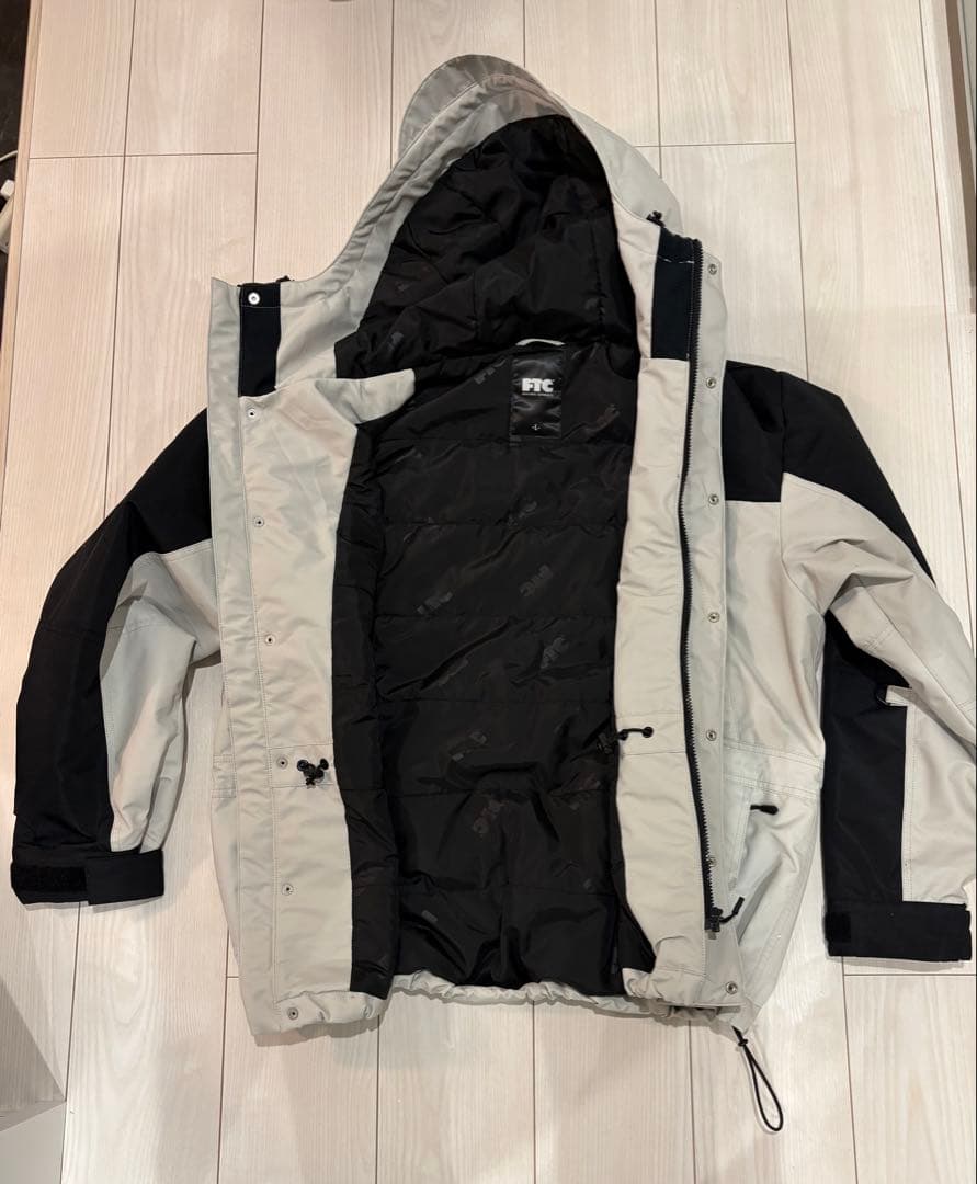 FTC エフティーシー フード付きマウンテンパーカー ホワイト/ブラック