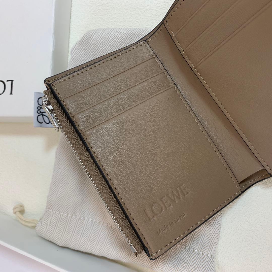 LOEWE ベージュ 三つ折り財布