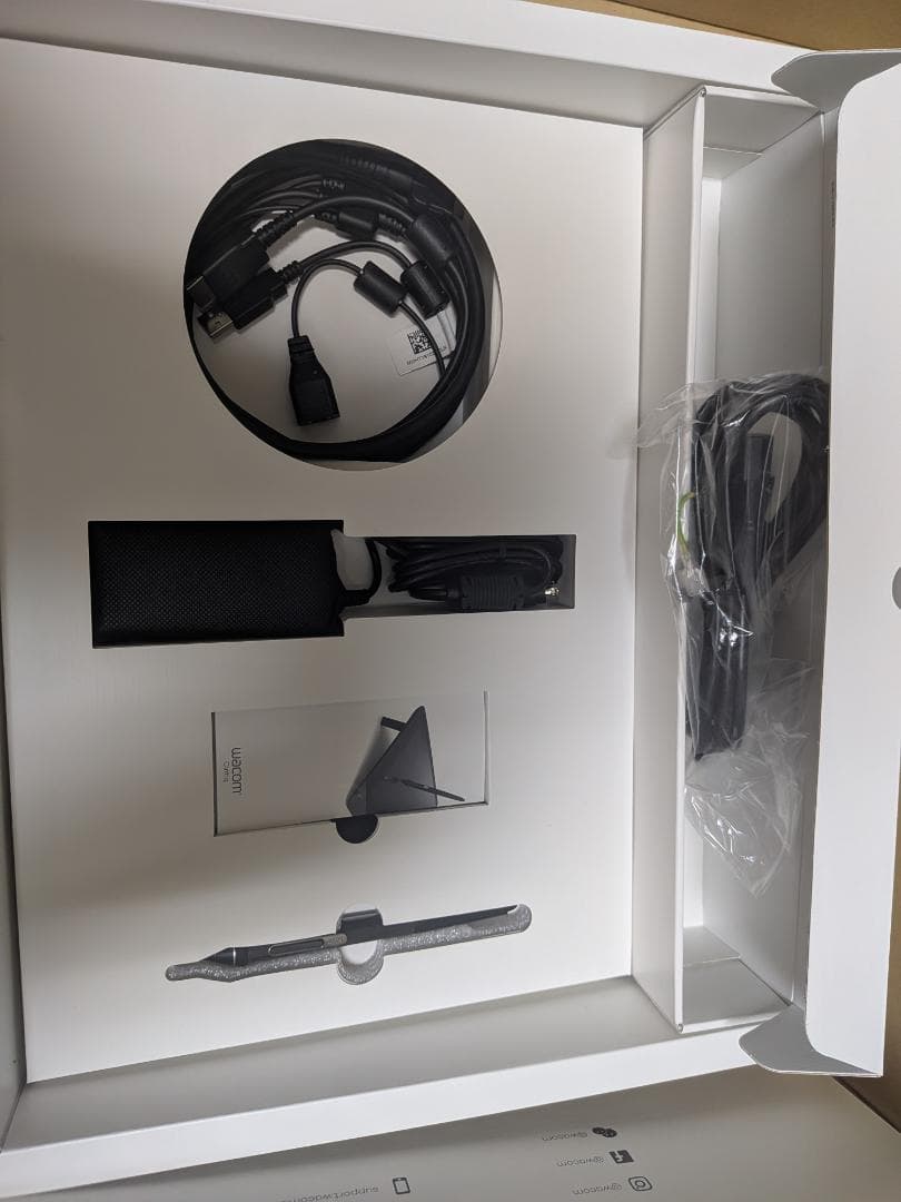 【未使用】Wacom Cintiq 16 液晶ペンタブレット本体 おまけ付き