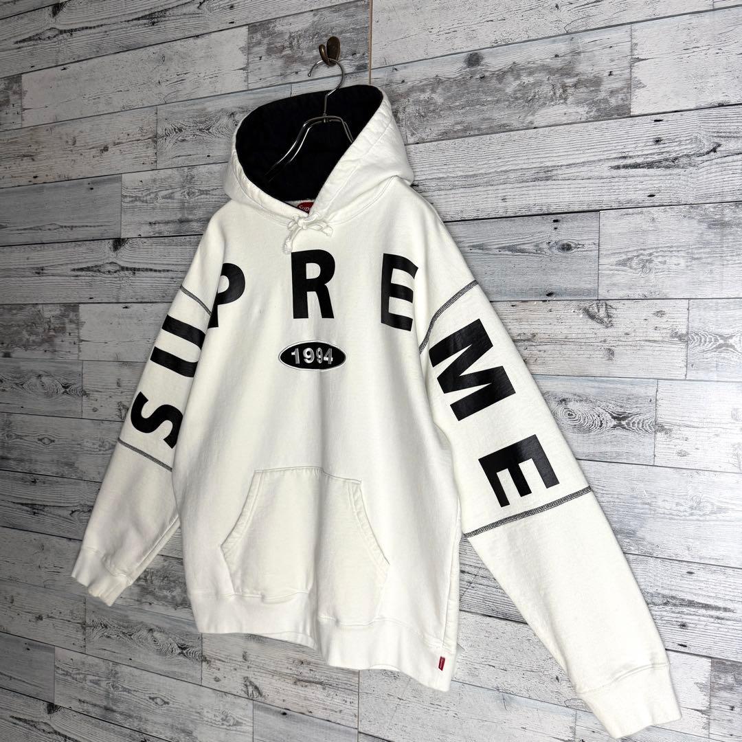 【希少モデル】シュプリーム☆センター刺繍ビッグアーチロゴ パーカー　ホワイト.