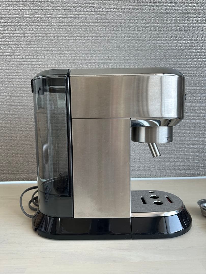 デロンギ デディカ エスプレッソマシン EC680