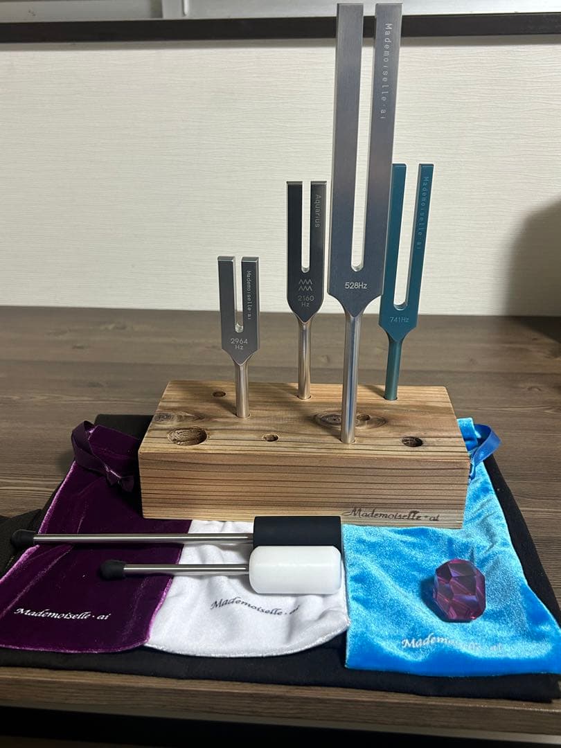 マドモアゼル愛人気チューナー厳選4点＋音叉立て、ハンマー、収納袋セット