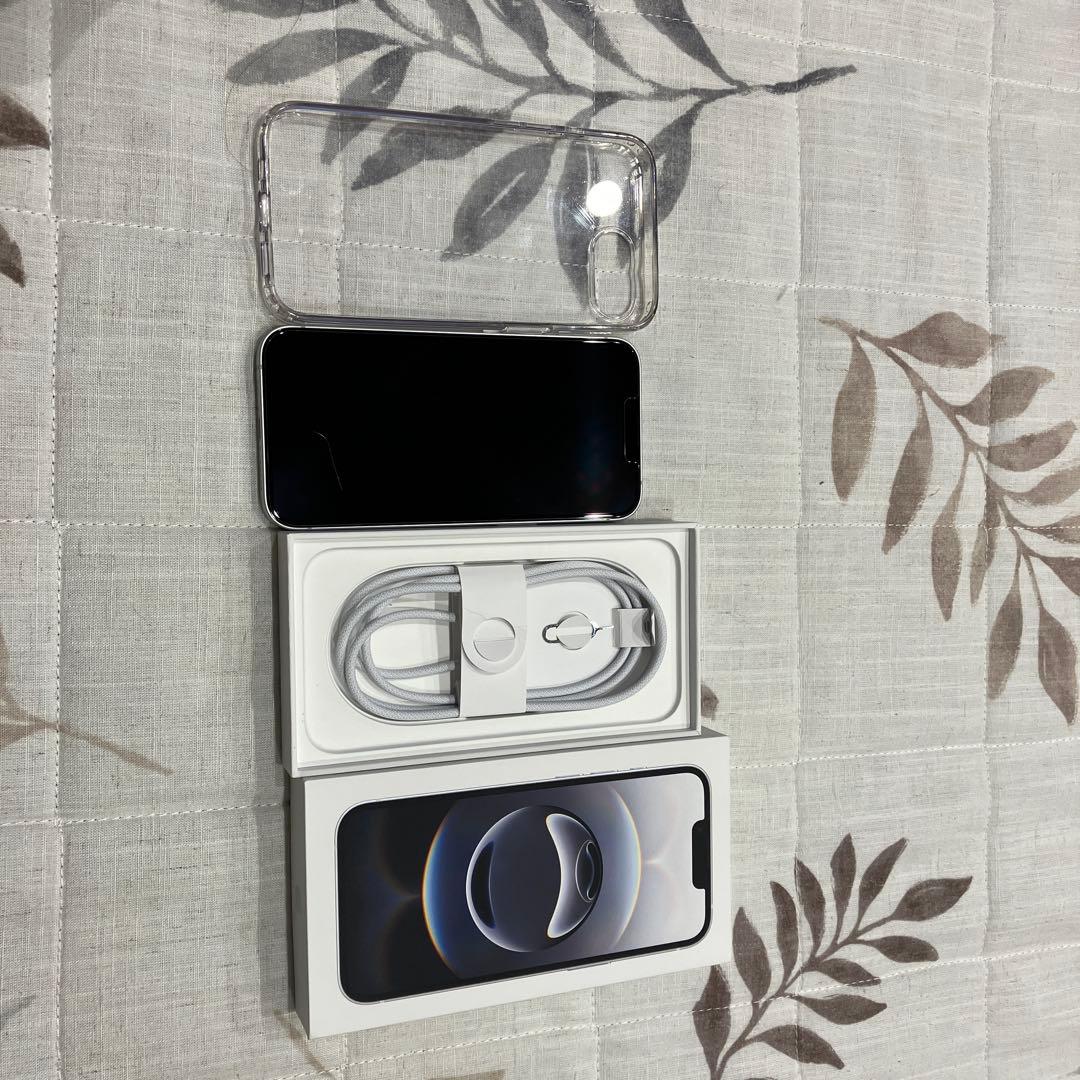 【極美品】Apple iPhone 16e ホワイト 本体 充電ケーブル付き