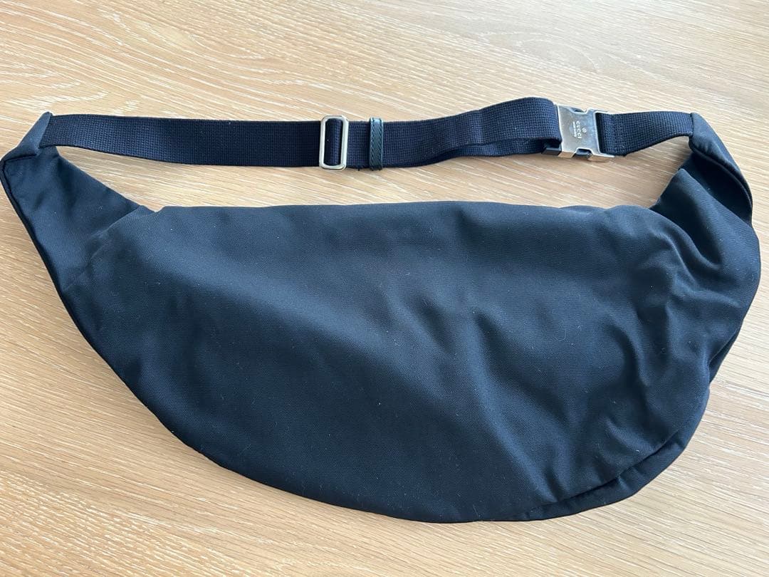 GUCCI ブラック ボディバッグ