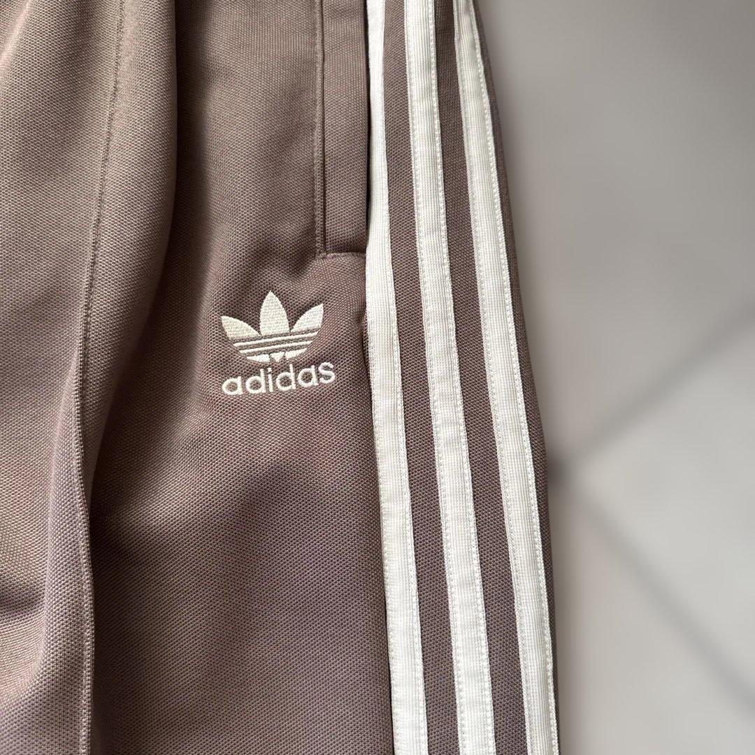 アディダス　トラックパンツ