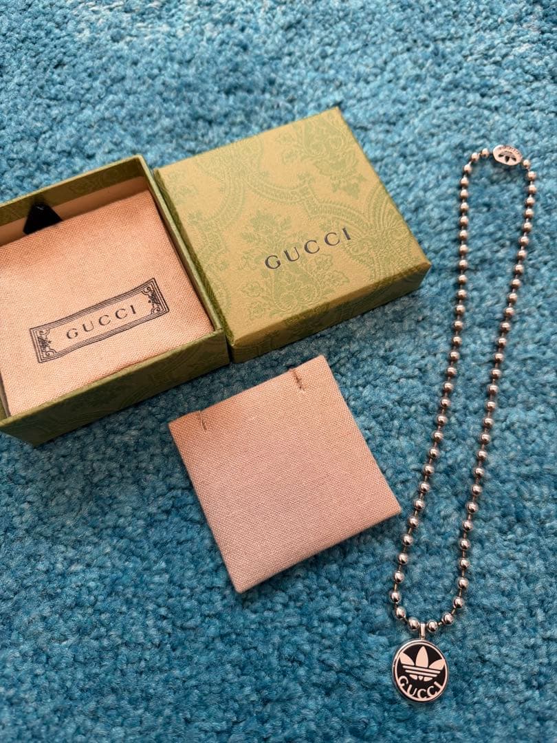 GUCCI アディダスロゴ ネックレス シルバー