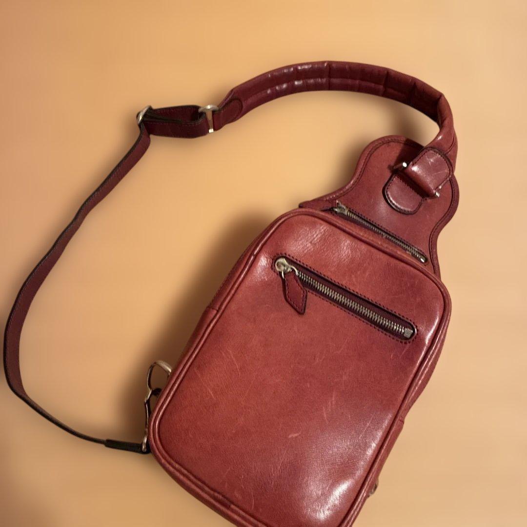 万双のレザー ボディーバッグ ブラウン