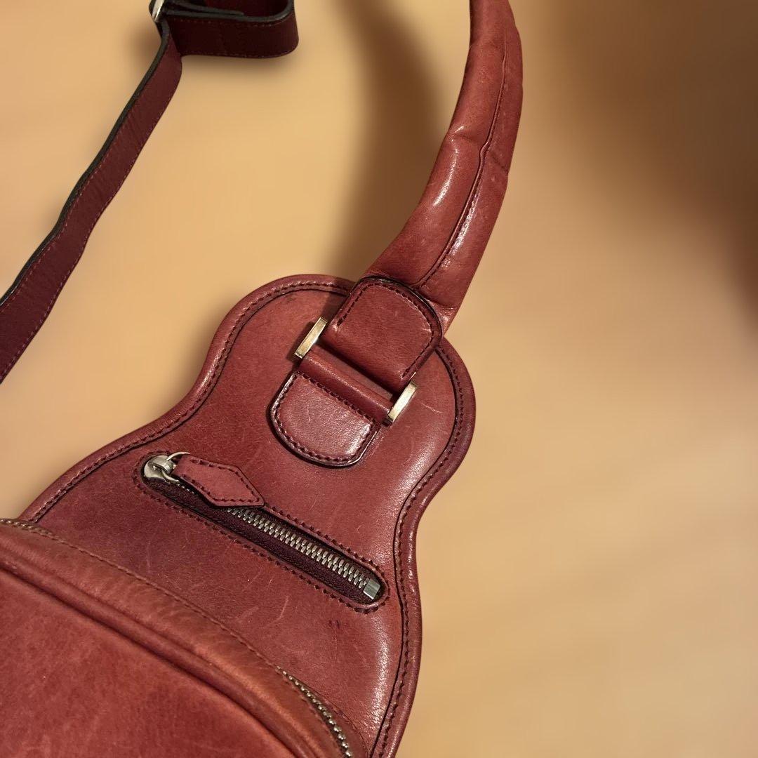 万双のレザー ボディーバッグ ブラウン