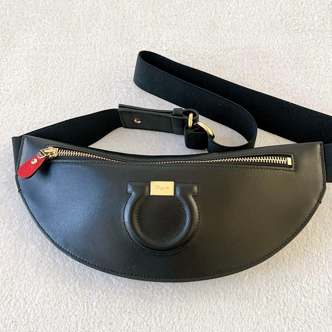 未使用級★Salvatore Ferragamo★ガンチーニ ボディバッグ 黒金