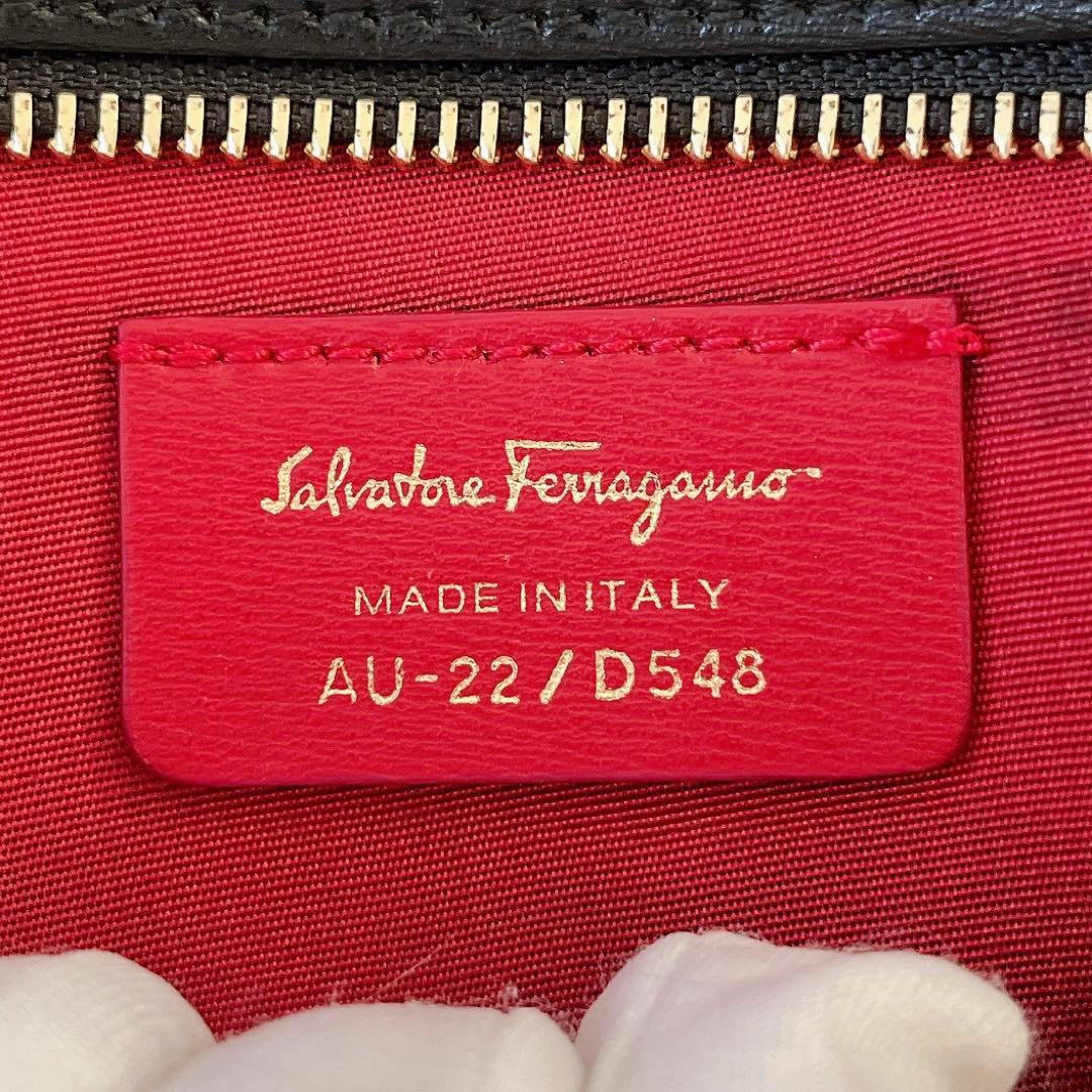 未使用級★Salvatore Ferragamo★ガンチーニ ボディバッグ 黒金