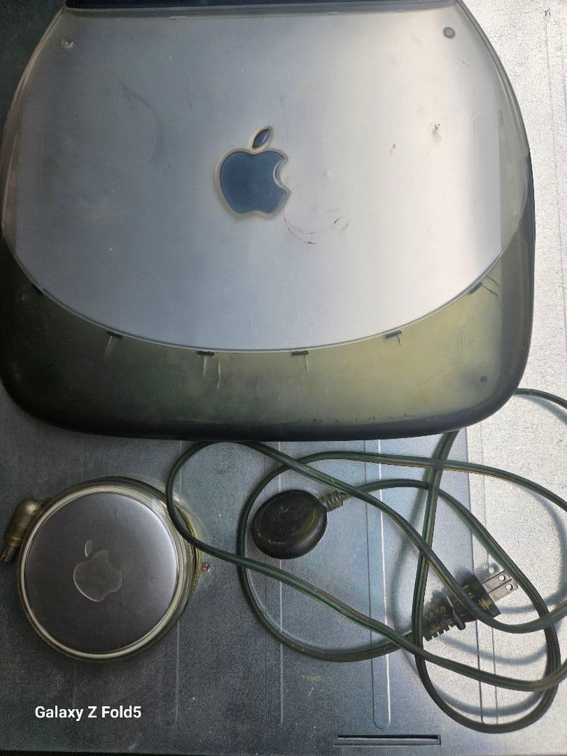 Apple iBOOK M2453 　起動します。付属品あります。　ジャンク扱い