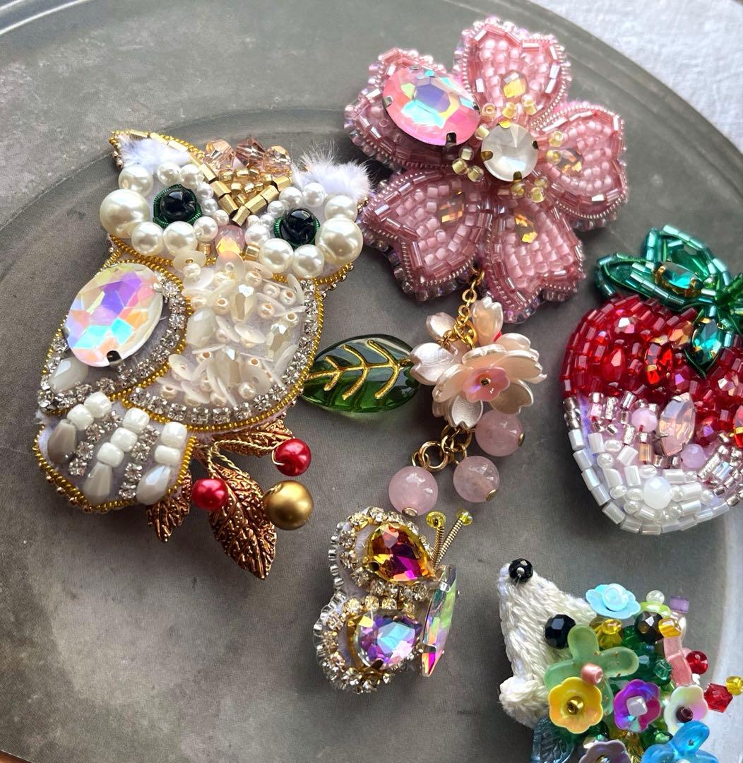 いちご 桜 ビーズ 刺繍ブローチ ハンドメイドアクセサリー