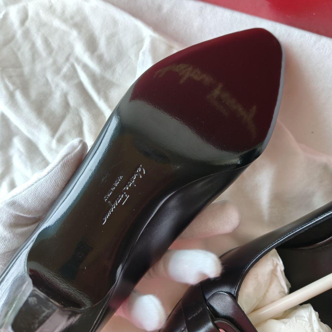 未使用品級 Salvatore Ferragamo ブラックレザー パンプス