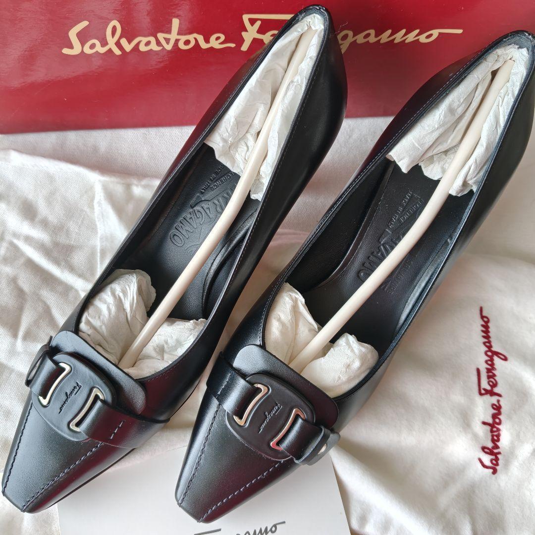 未使用品級 Salvatore Ferragamo ブラックレザー パンプス