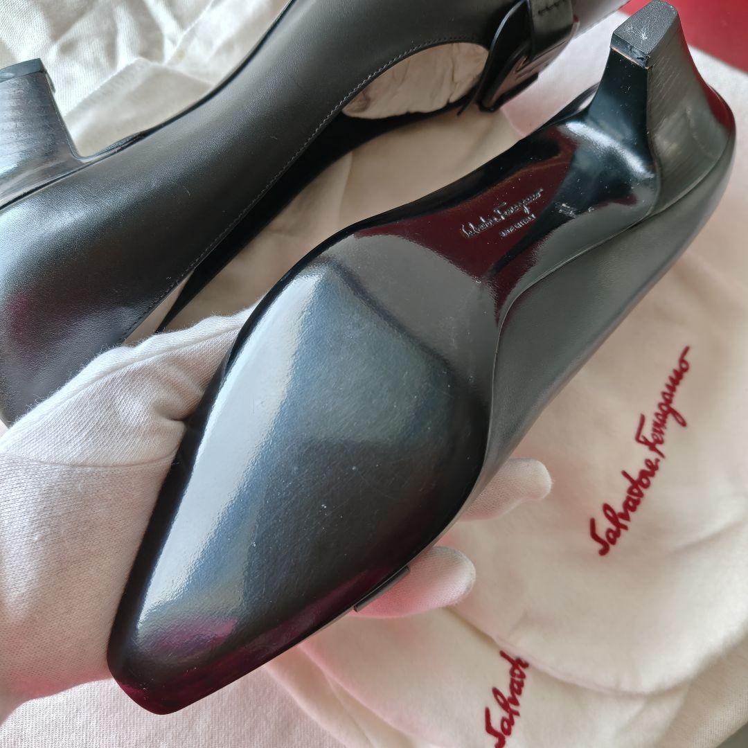 未使用品級 Salvatore Ferragamo ブラックレザー パンプス