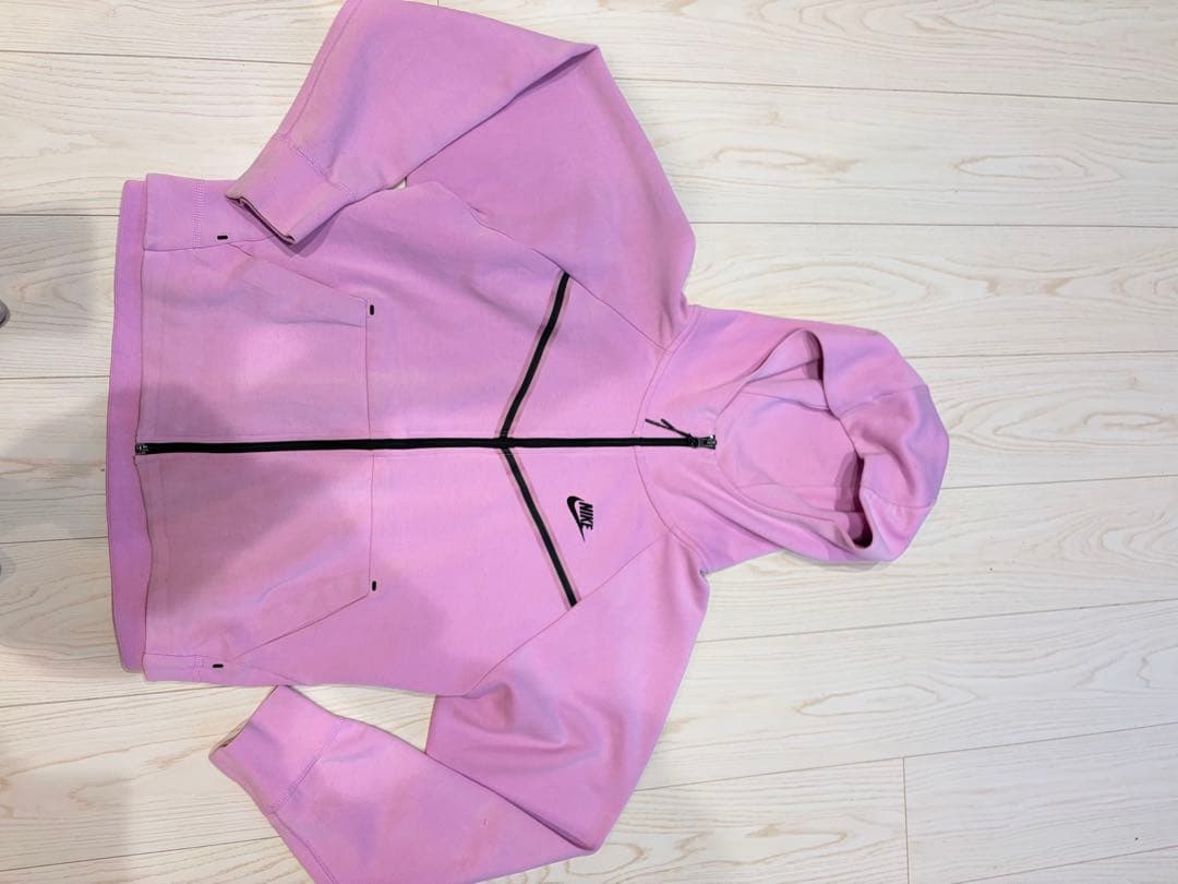 Nikeテックフリース‼️フード付きパーカー ピンク　早い者勝ち‼️