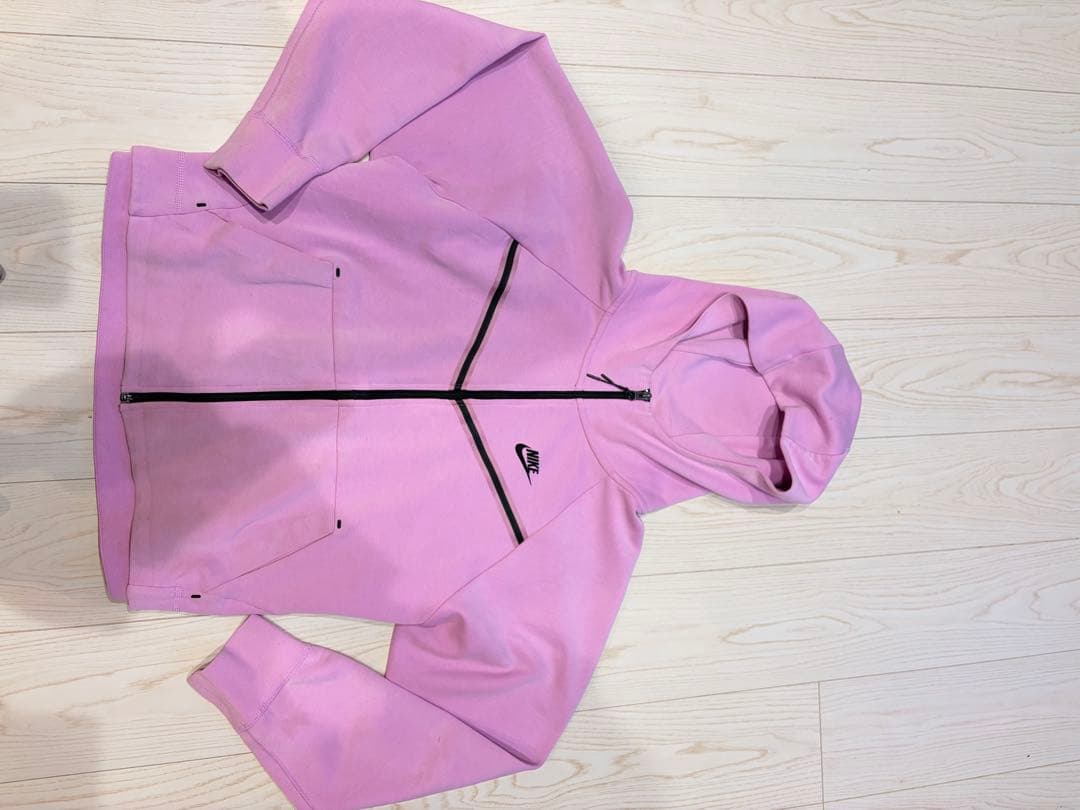 Nikeテックフリース‼️フード付きパーカー ピンク　早い者勝ち‼️
