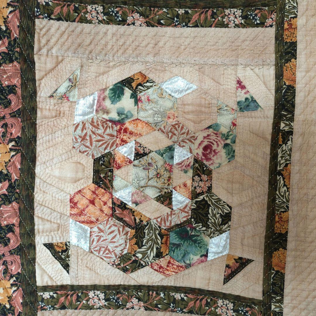 パッチワークキルト タペストリー〈モザイクの集まり〉