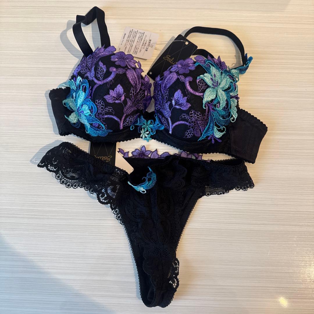 Salut ブラジャーショーツセット D65/M 53グループ