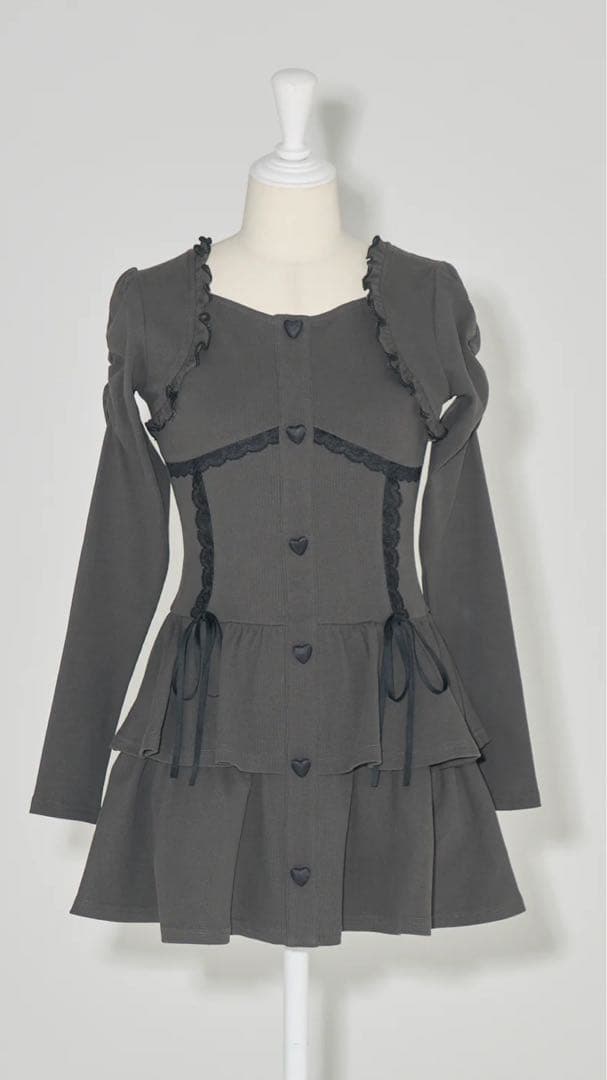 pium ハートボタンティアードリブワンピース チャコール