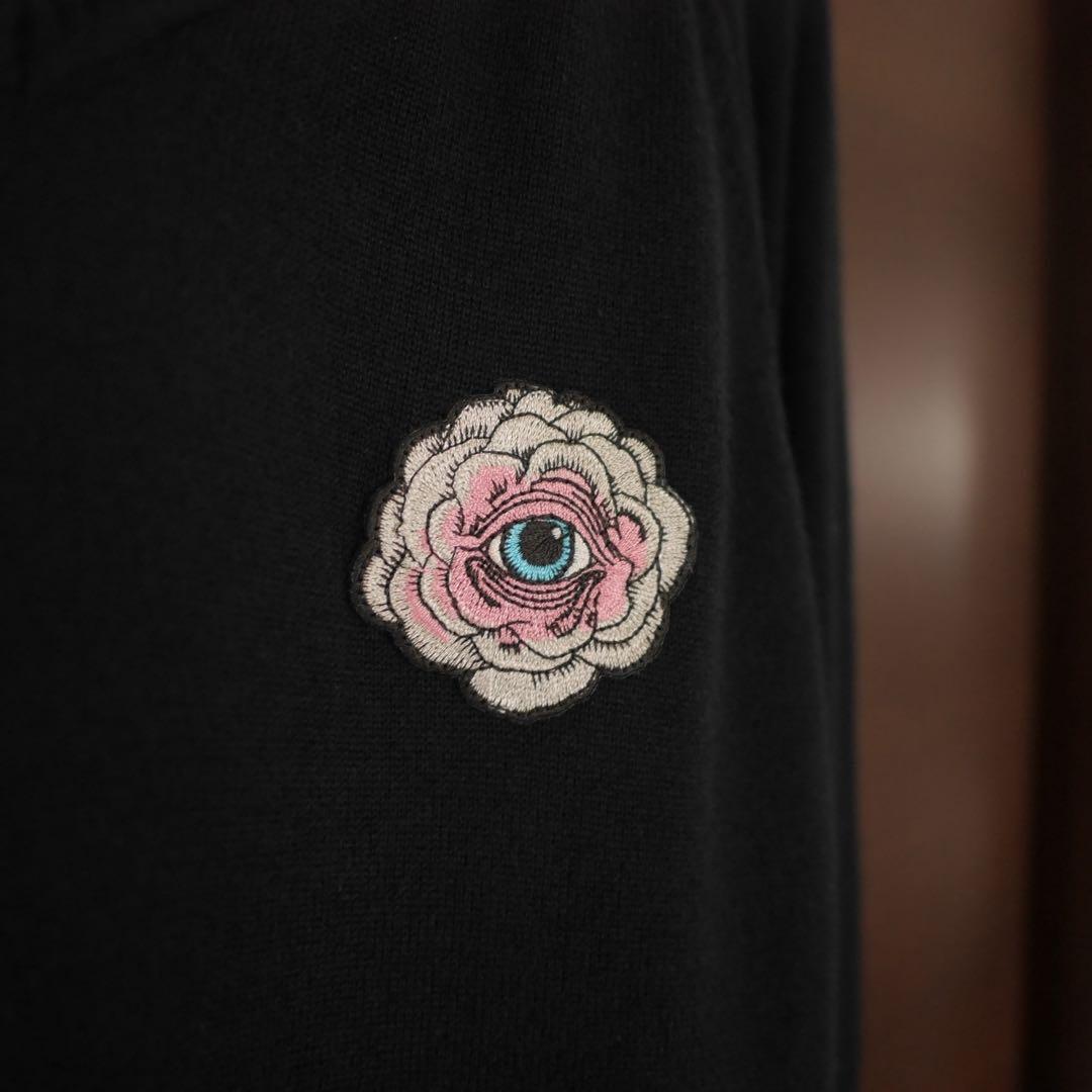 ヒグチユウコ ボリス雑貨店 Vネックセーター黒 眼花ワッペン付き