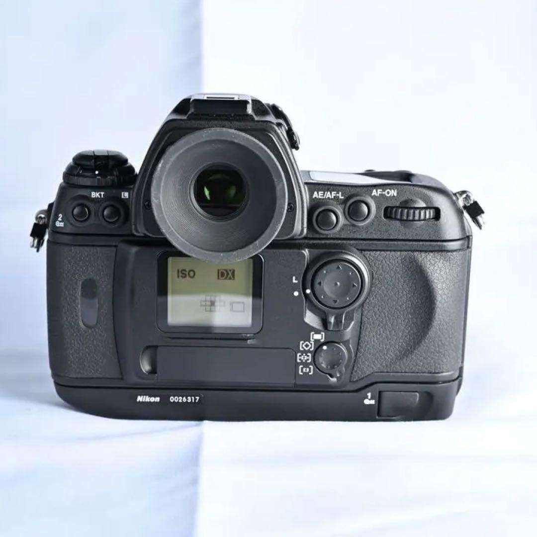 Nikon F6 スプリットスクリーン・展示台付きコレクション級　26000番台