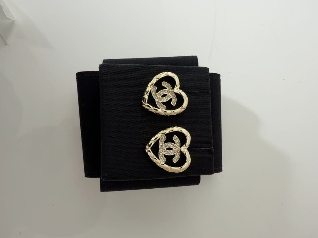 CHANEL ハート型ロゴピアス