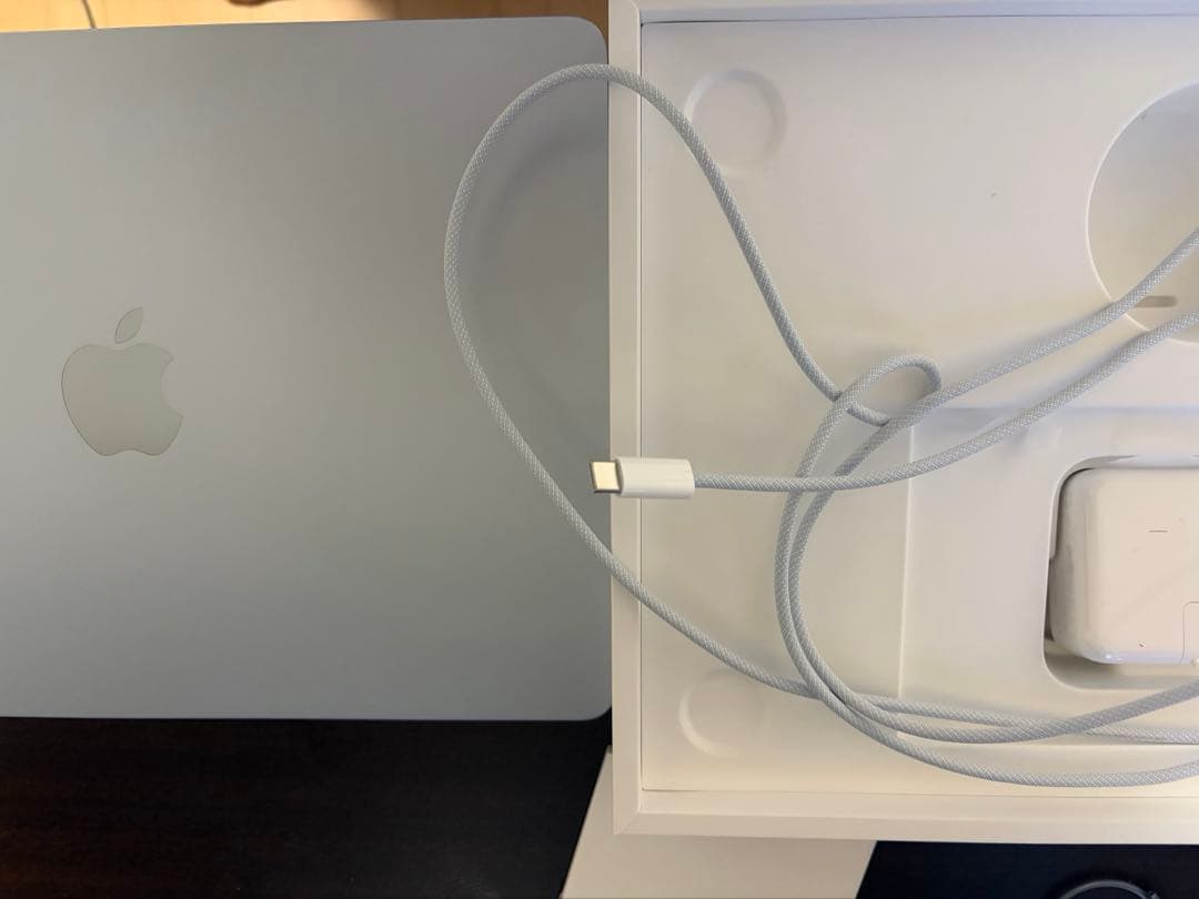 【ほぼ新品】MacBook air m4 13インチ 256gb