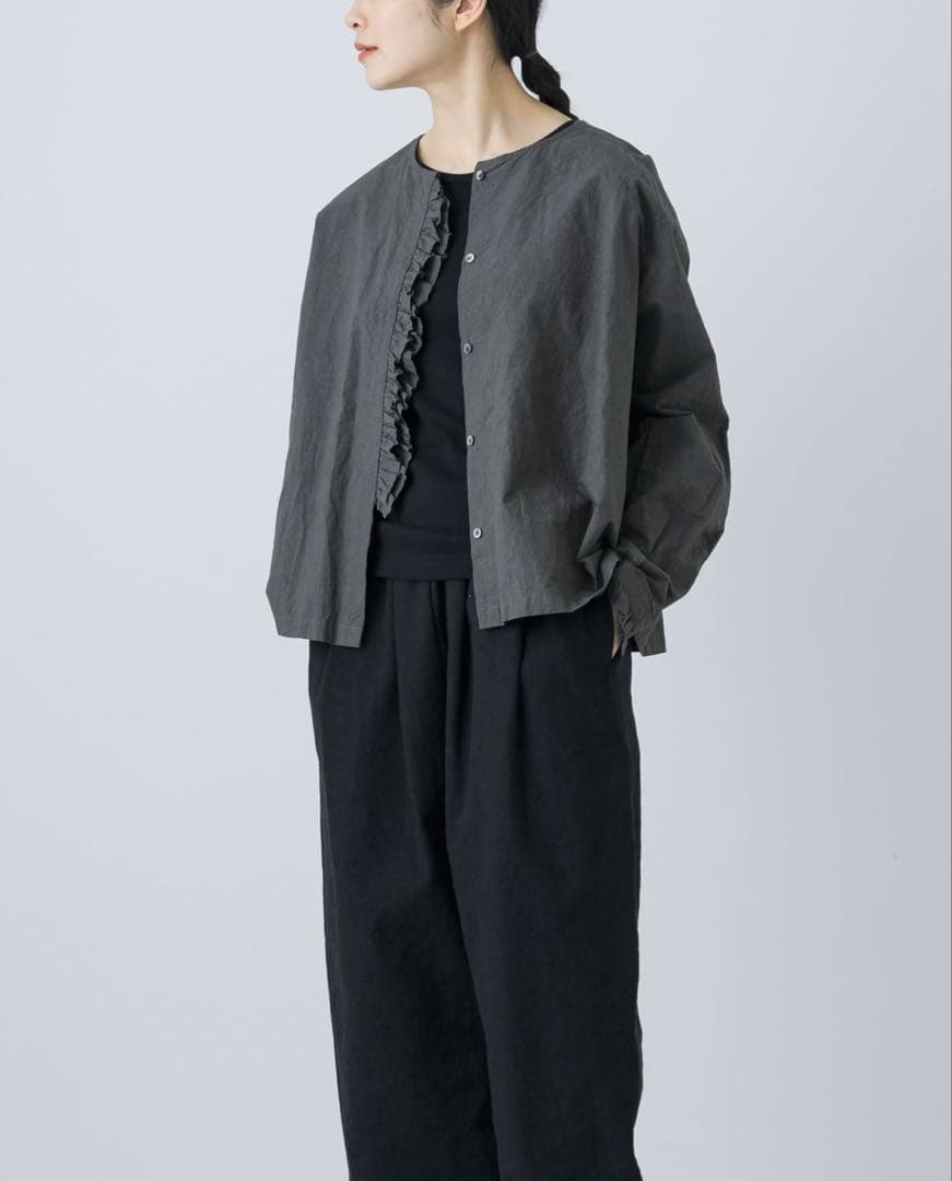 かぐれ　コットンリネンフリルブラウス　CHARCOAL