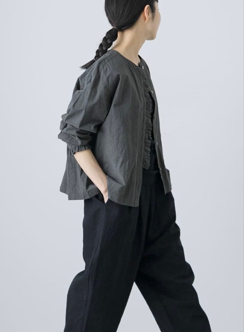 かぐれ　コットンリネンフリルブラウス　CHARCOAL