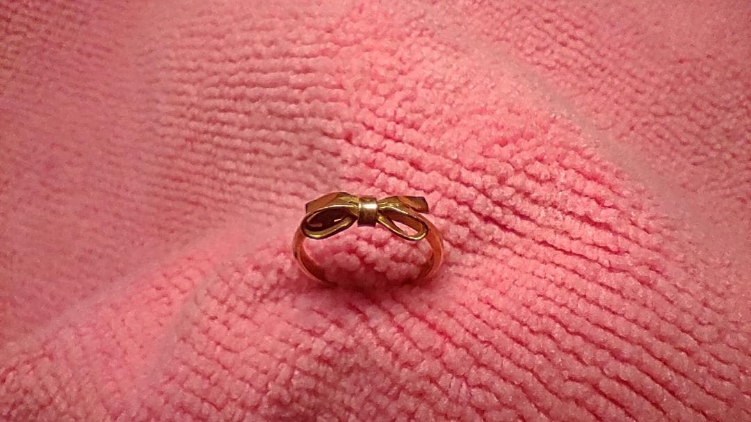 リボン型金色リング