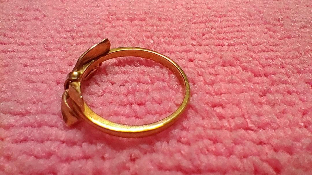 リボン型金色リング