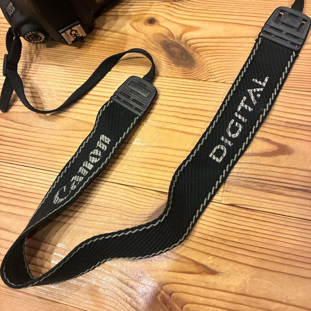 【美品】Canon EOS 60D デジタル一眼レフカメラ　レンズ充電器付き