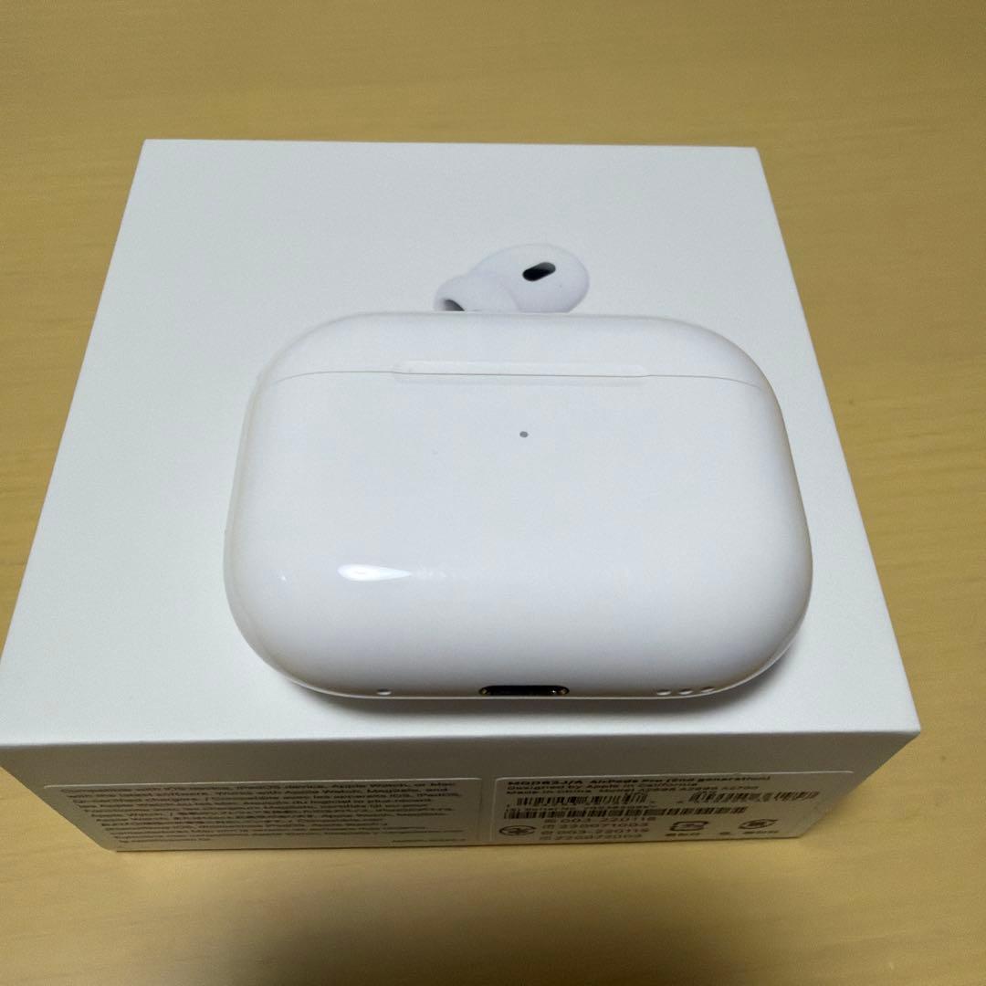 AirPods Pro第2世代のホワイトワイヤレスイヤホン、箱、充電ケース付き。