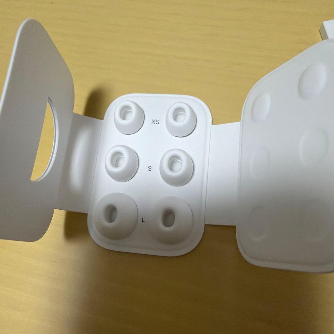 AirPods Pro第2世代のホワイトワイヤレスイヤホン、箱、充電ケース付き。
