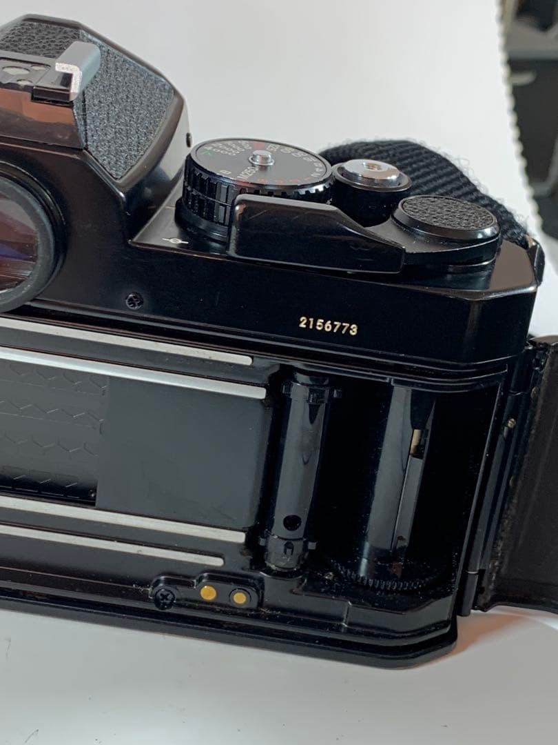 Nikon FE2 フィルム一眼レフカメラ 50mmレンズ、ストロボ付き