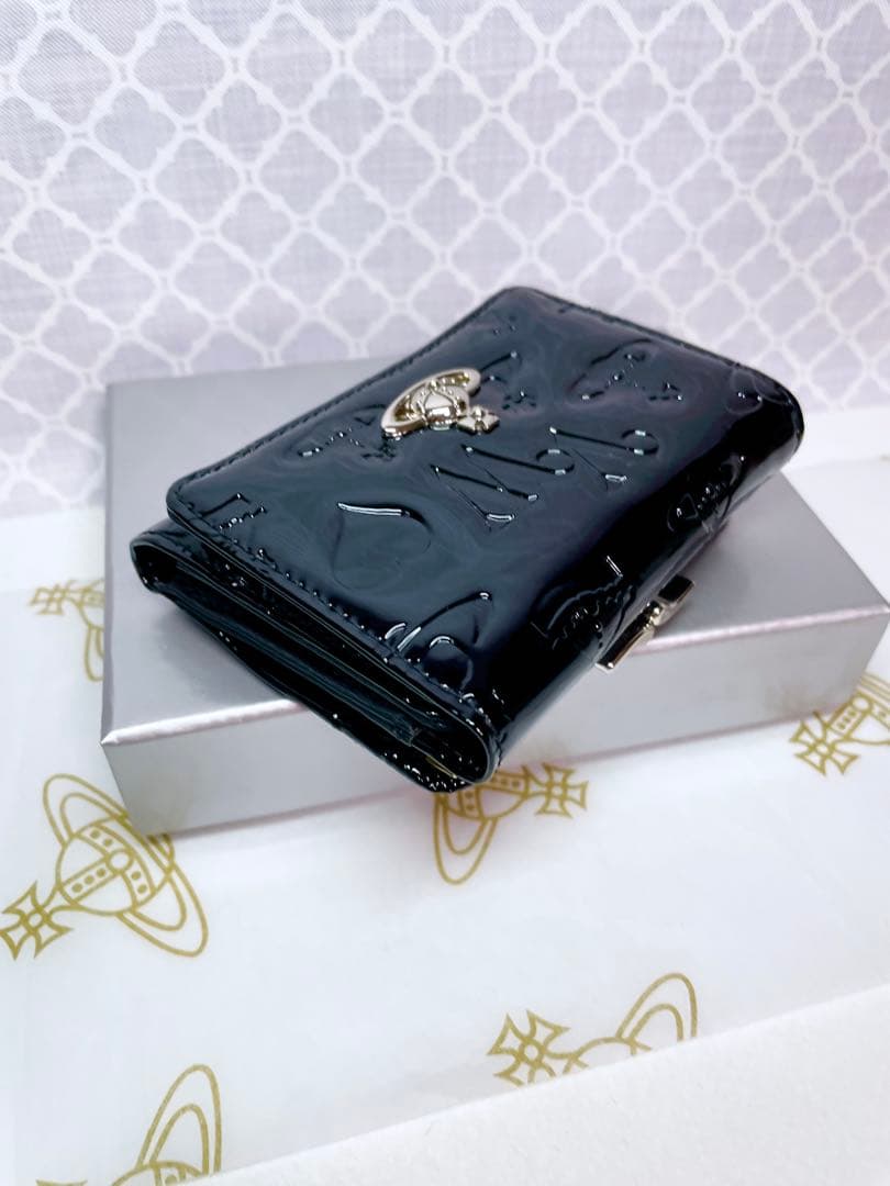 【内側に素敵な柄♡新作】Vivienne Westwood 折財布 黒エナメル