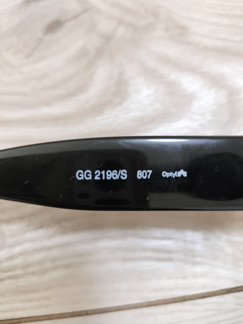 Gucci ブラック オーバル サングラス