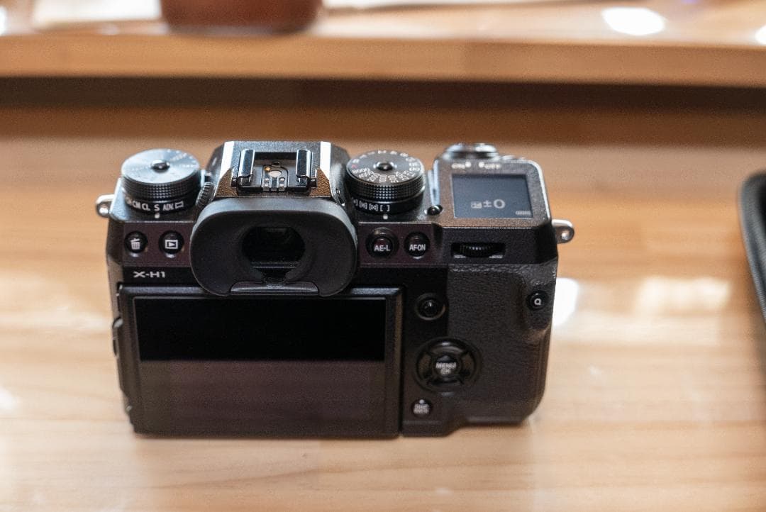 富士フィルム FUJIFILM X-H1 ハーフケースおまけ付き 良品 動作品